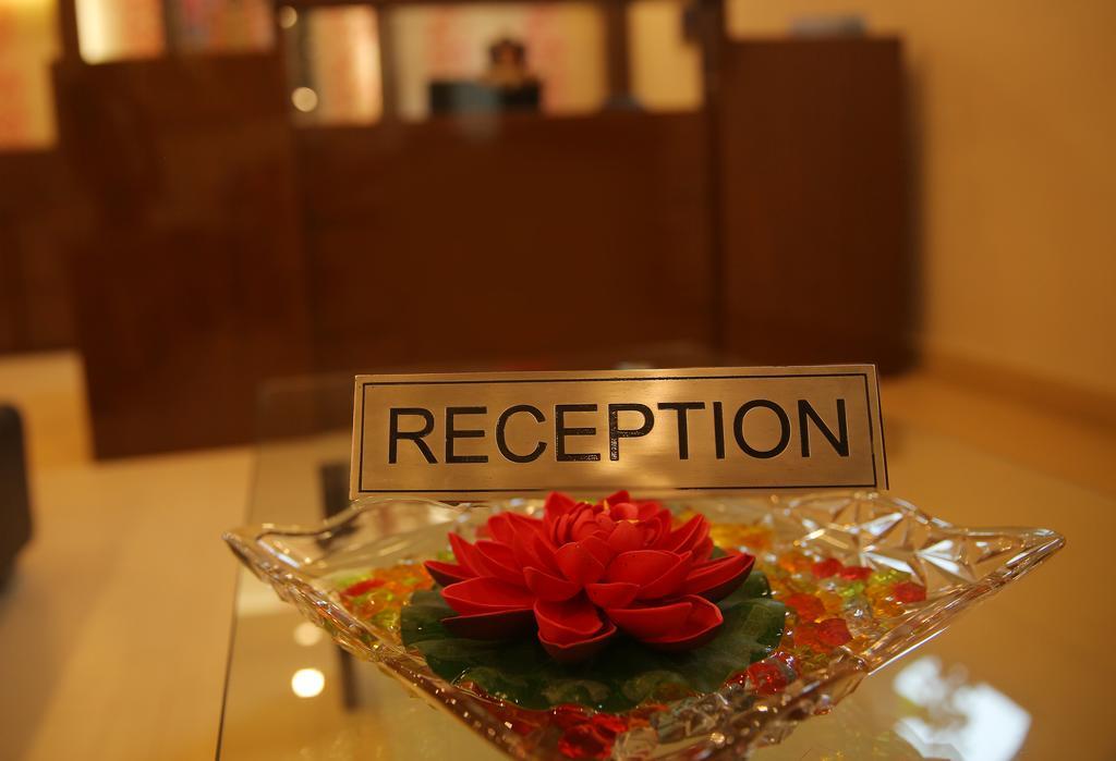 Hotel Rivera Palace Benares Buitenkant foto
