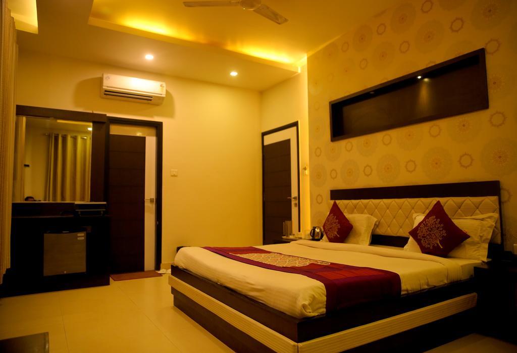 Hotel Rivera Palace Benares Buitenkant foto